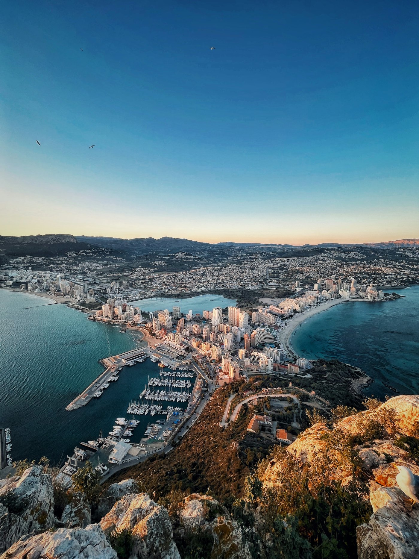 Vista aérea de Calpe en la Costa Blanca al atardecer